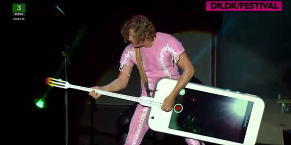 Hasil kawin silang Gitar Bass dengan iPhone, Gimana jadinya ya?